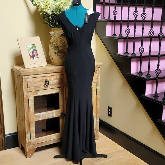cut out mini dress black Sapphire Velvet Backless V-neck Mermaid Evening Gown With Crystal Chai –  WonderlandByLilian main image 1